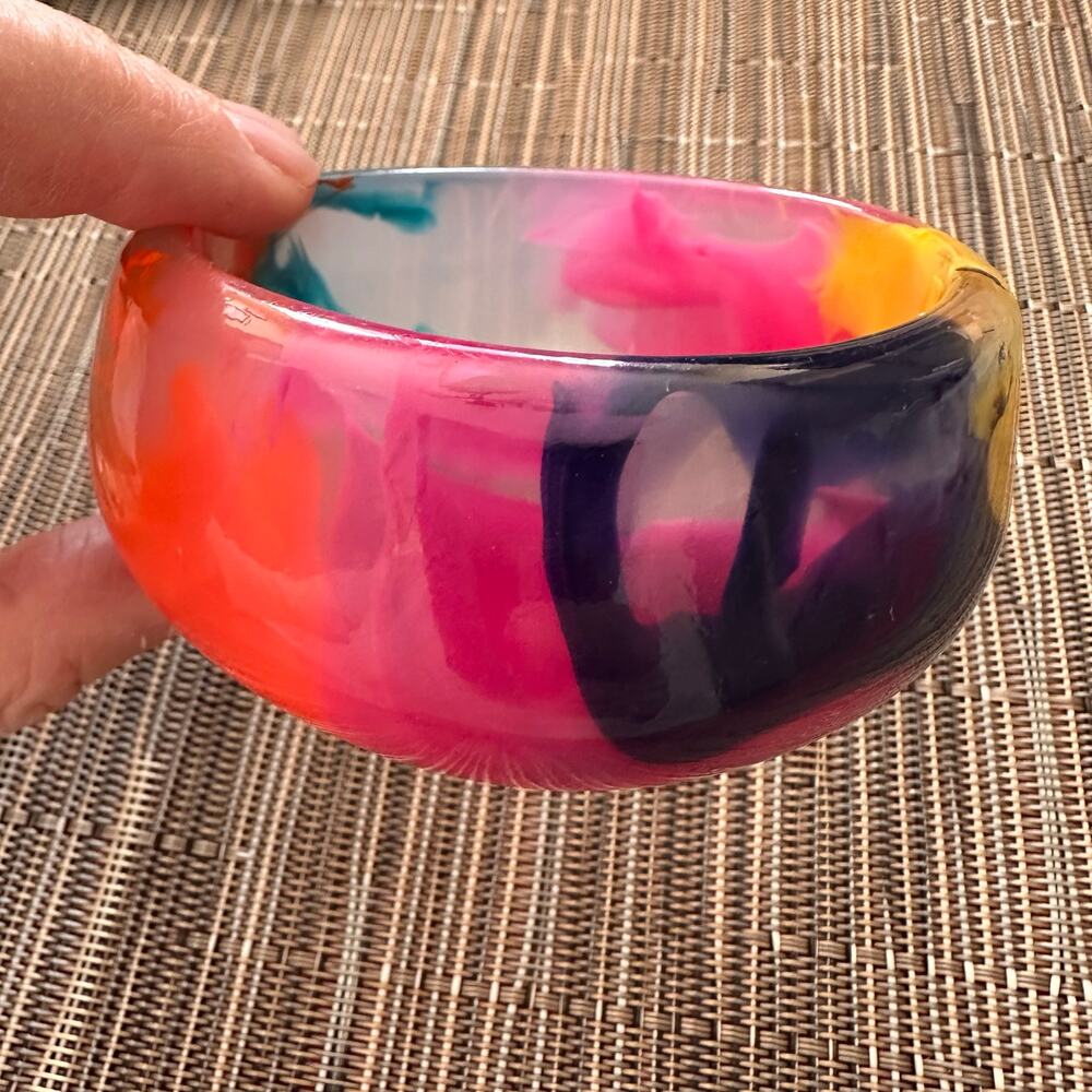 Rainbow Swirl Lucite Bangle Bracelet Heavy Chunky Jewelry Shiny 60s 70s Retro - Picture 13 of 14